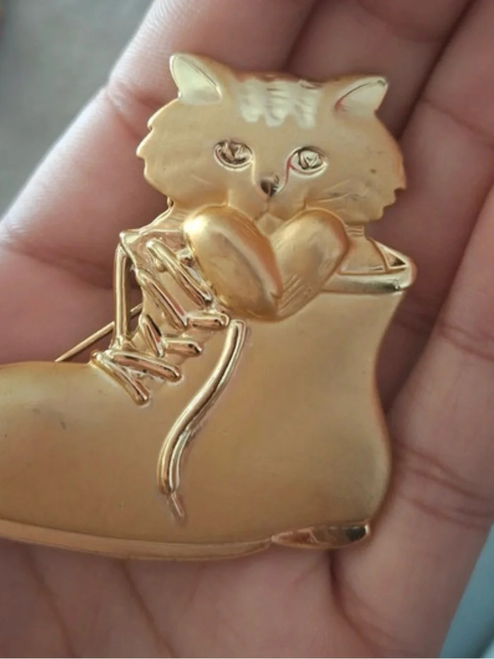 Gold Cat-in-Boot Pet Pin — Decorative Accessory